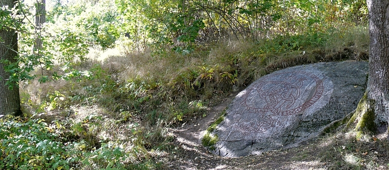 Der Runenfelsen von Bo Grd am Rand des Gräberfeldes am Askrikevägen/Lidingö