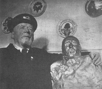 Sophus Emil Johnsen mit Drakenberg-Büste