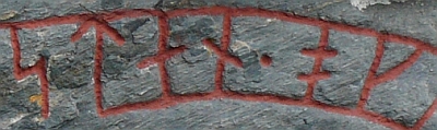 Inschrift mit Sturzrune